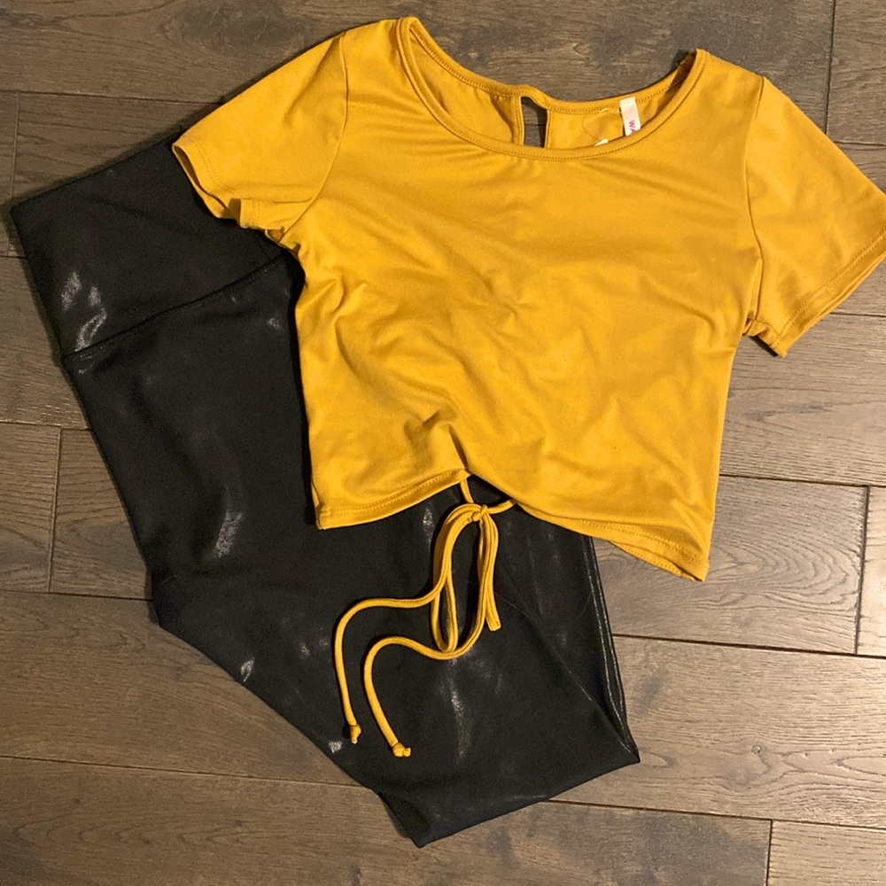 Cropped lace back yoga top Size M